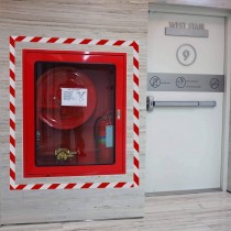 Nastro segnaletico Bianco-Rosso adesivo telato 50mm x 25mt di alto spessore GEKO - Nastro adesivo indicato per segnalazioni nei